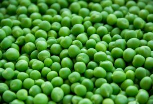 A vibrant close-up image of fresh, organic green peas for healthy eating.